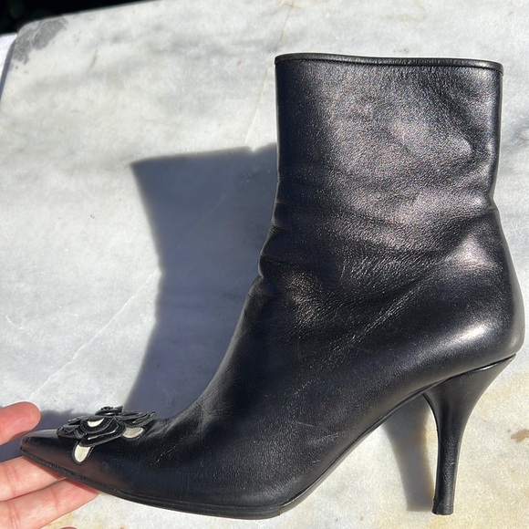 Chanel Black Leather Flower Appliqué Logo Pointed Toe Booties Euro size 37.🖤🔥 - Picture 10 of 17